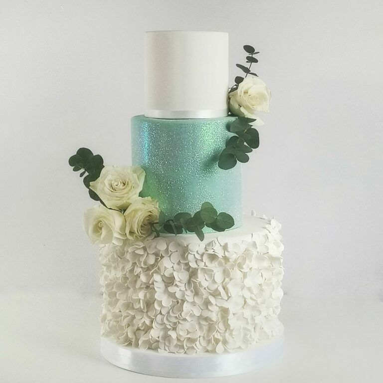 torta a piani bianca e verde elegante ruffle